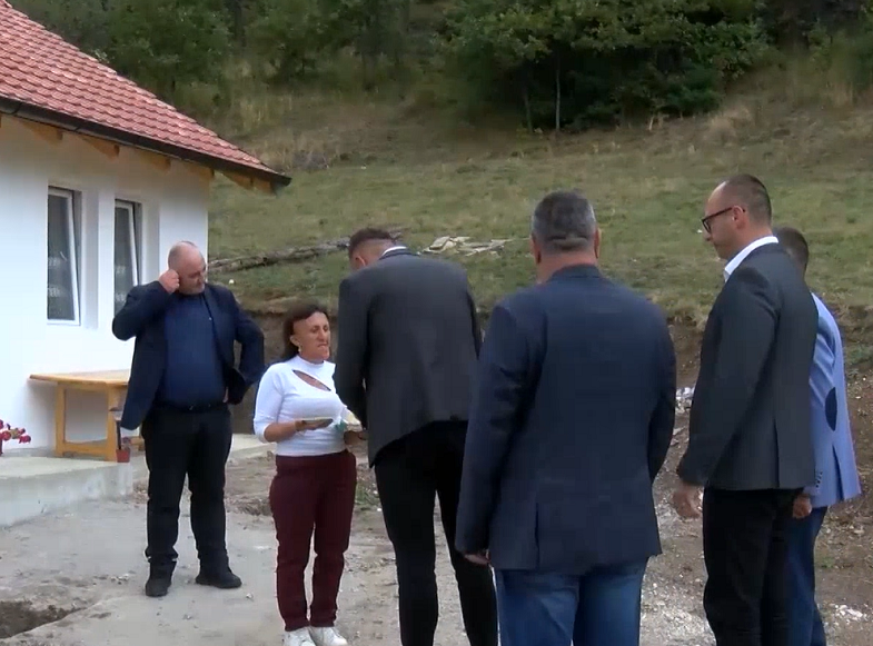 Zubin Potok: Četvoročlanoj porodici Rašković iz Drena uručeni ključevi kuće