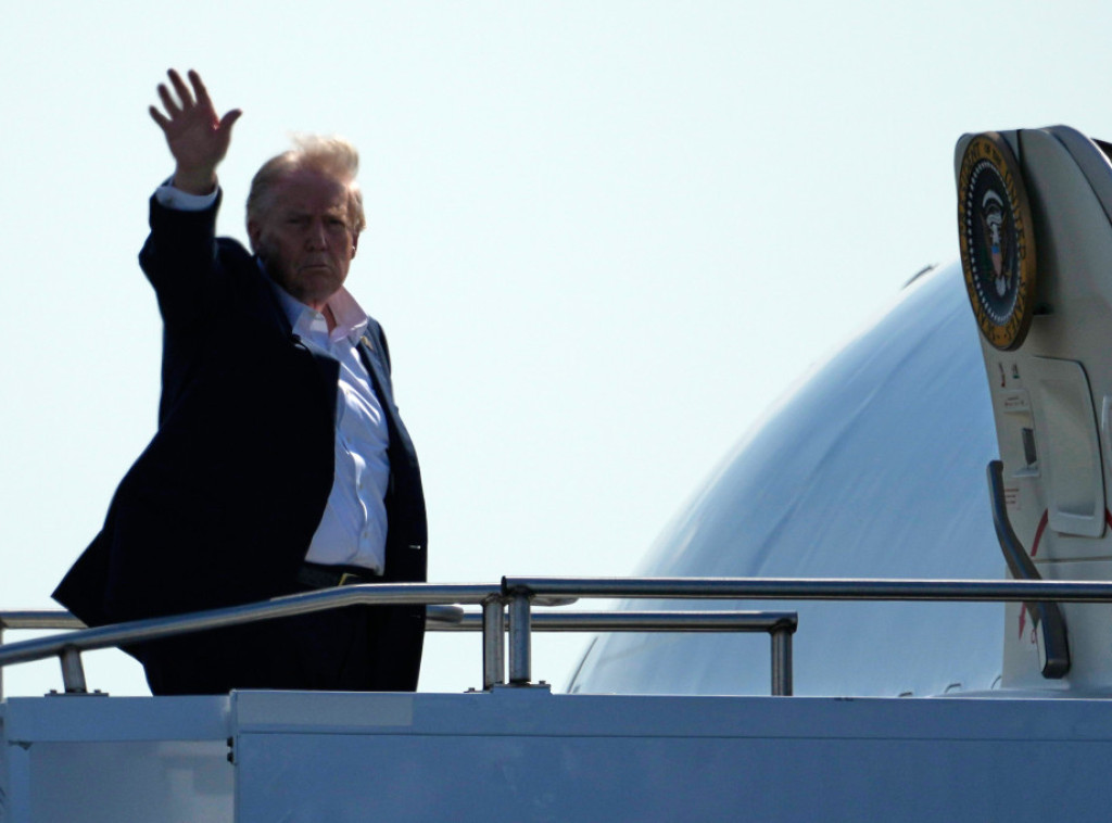 Tramp traži od Majkrosofta da otpusti bivšu službenicu ministarstva