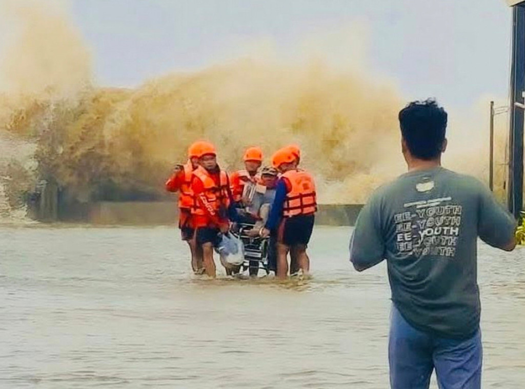 Najmanje 11 osoba poginulo u tajfunu Bualoi na Filipinima, evakuisano 400.000 ljudi