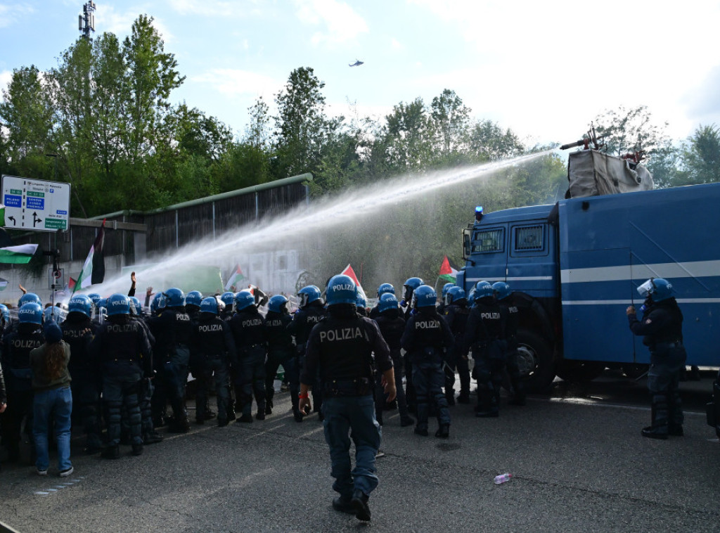 Desetak propalestinskih demonstranata povređeno u sukobu s policijom u Torinu