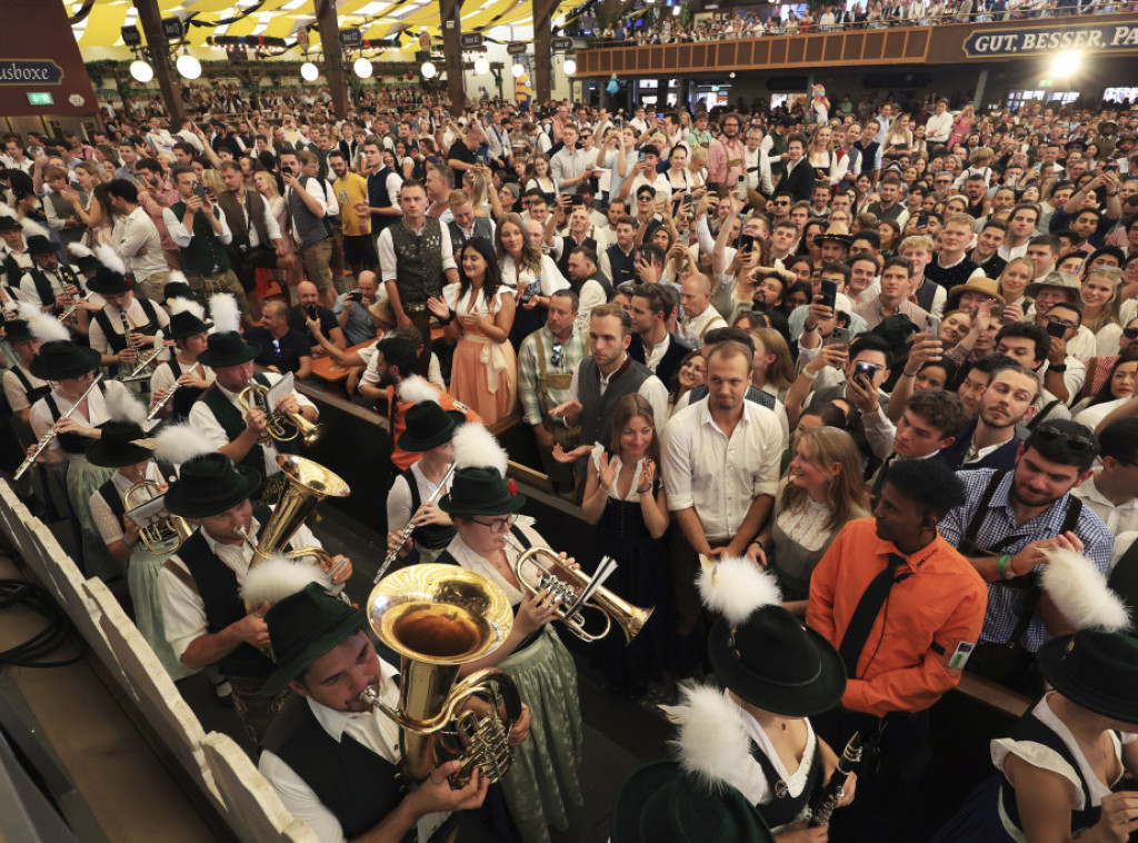 Policija privremeno zatvorila Oktoberfest zbog prevelike gužve