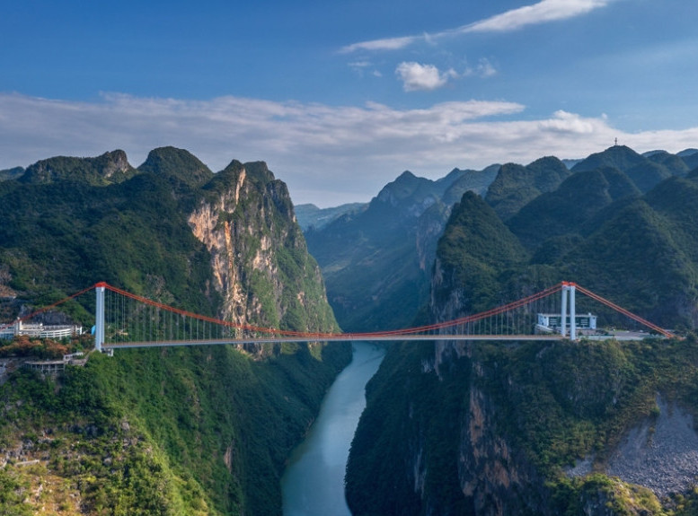 Kineske vlasti otvorile najviši most na svetu, visok 625 metara