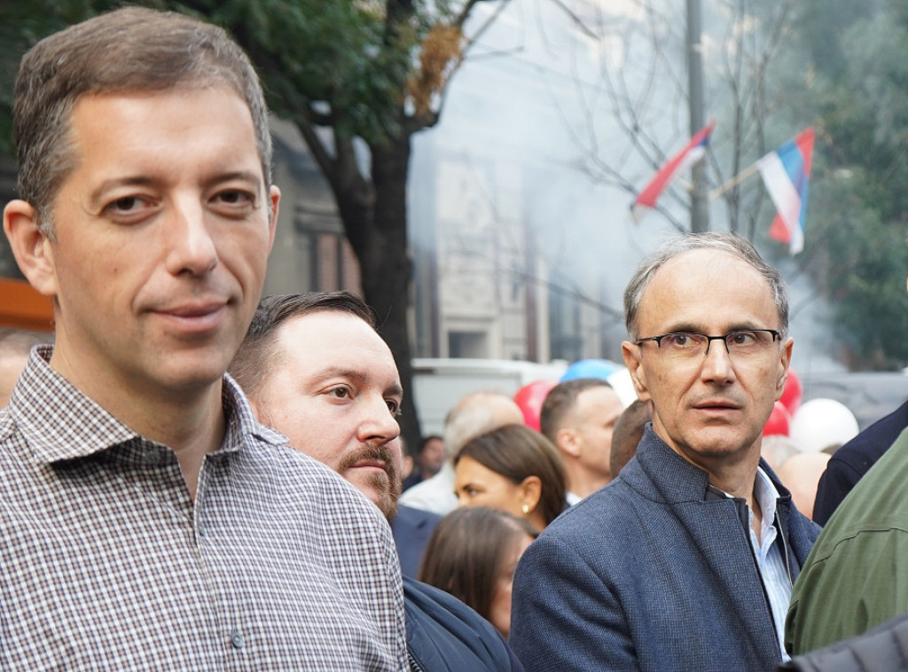 Građani koji se protive blokadama stigli ispred RTS-a, pridružili im se premijer Macut i ministar Đurić