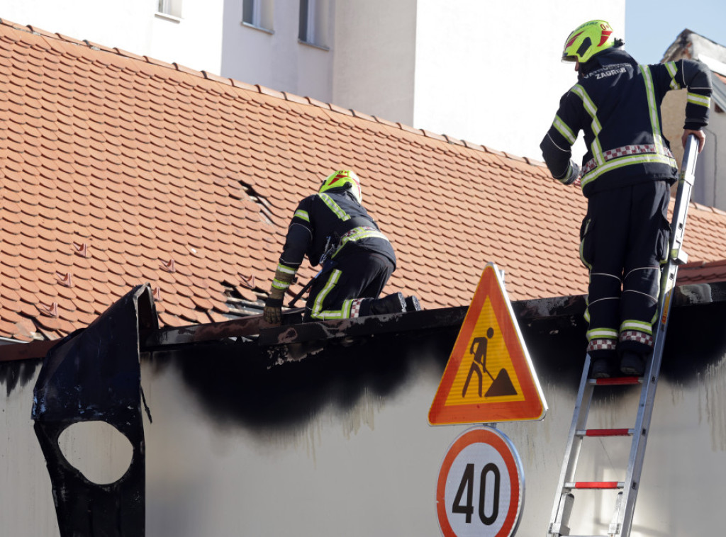 Zagreb: Na Kaptolu izbio požar u firmi koja se bavi plastikom