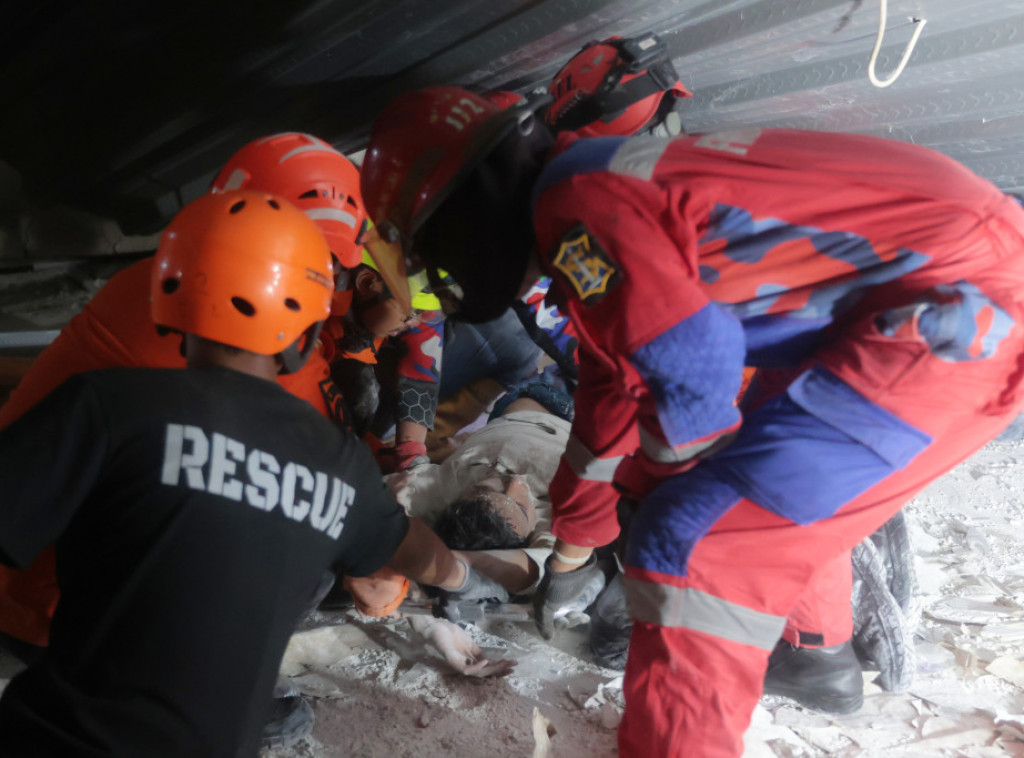 Spasioci dostavljaju kiseonik preživelima u urušavanju školske zgrade u Indoneziji