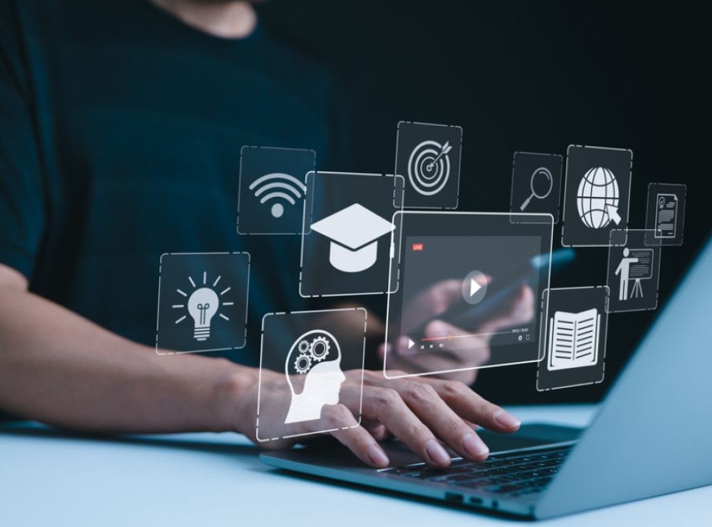 U Srbiji 11 odsto građana pohađalo online kurseve u 2024. godini