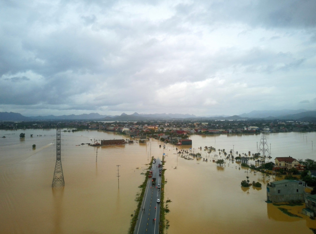 Najmanje 19 osoba poginulo, 13 nestalo u tajfunu Bualoi u Vijetnamu