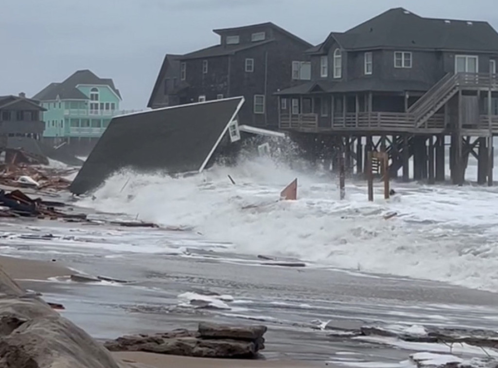 Pet kuća se srušilo u okean u Severnoj Karolini zbog uragana Umberto i Imelda