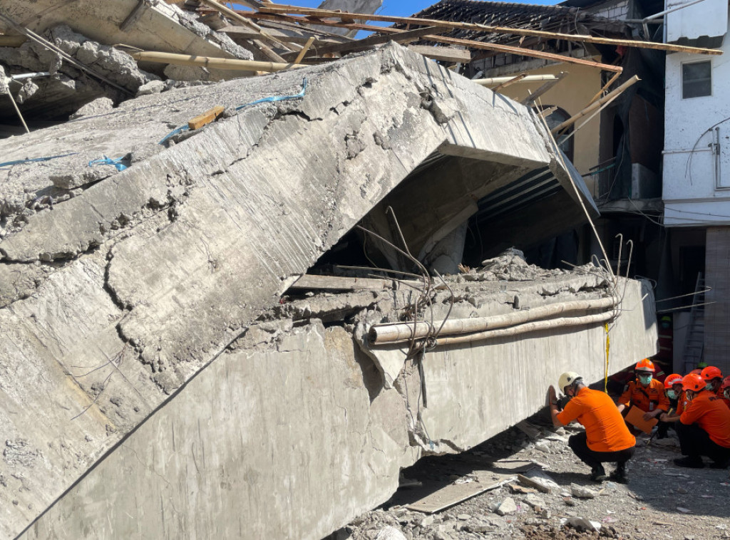 Više od 90 nestalih nakon urušavanja škole u Indoneziji