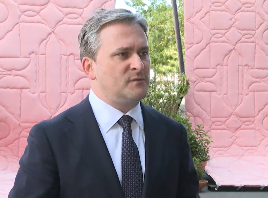 Selaković u Sankt Peterburgu uručio Orden srpske zastave I reda direktoru "Ermitaža"