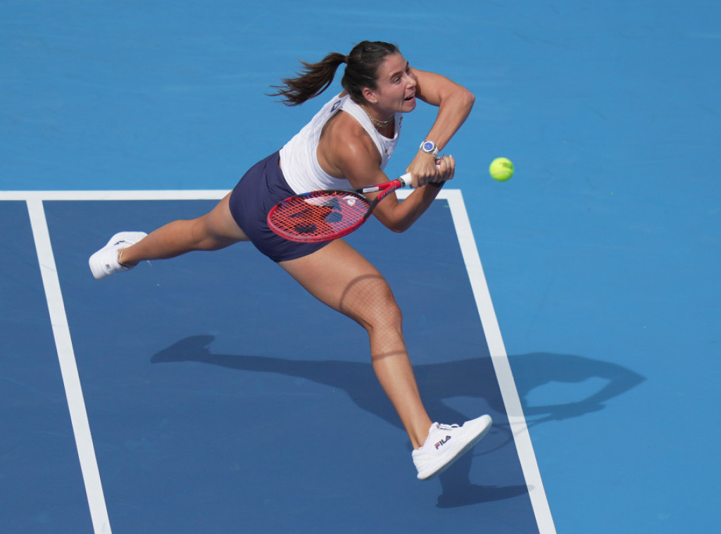 Ema Navaro pobedila Igu Švjontek za plasman u četvrtfinale WTA turnira u Pekingu