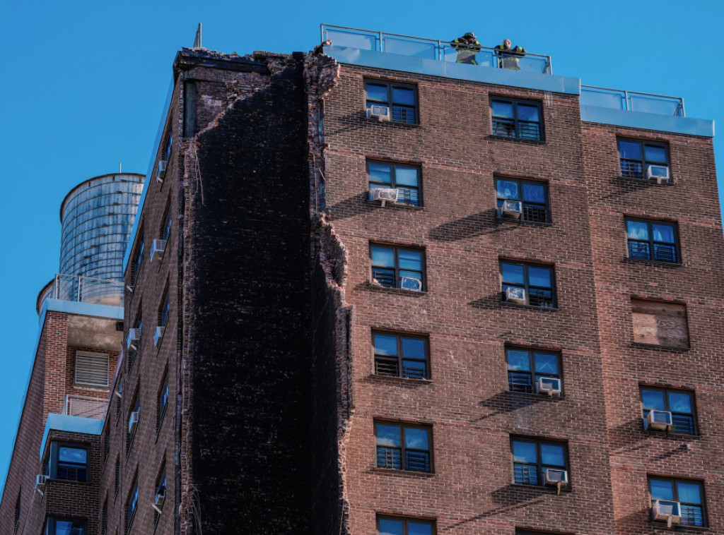 Njujork: Ogroman komad betona pao sa fasade u Bronksu, nema povređenih