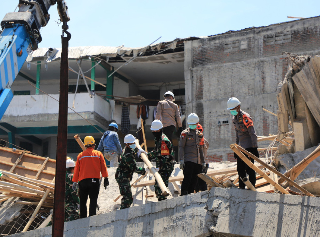 Spasioci u Indoneziji i dalje pokušavaju da spasu učenike iz ruševina škole