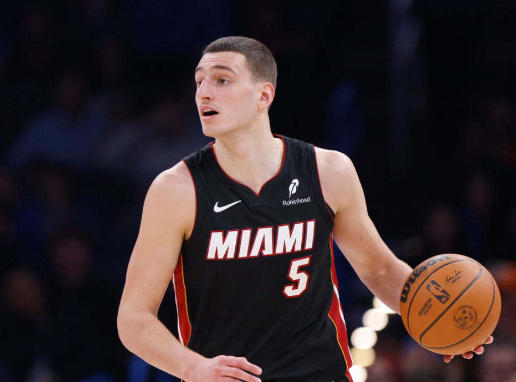 Košarkaši Majamija poraženi od San Antonija, Nikola Jović ubacio tri poena