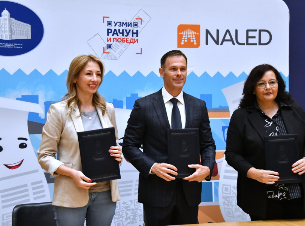 Mali uručio ključeve stana i automobila dobitnicima igre "Uzmi račun i pobedi"