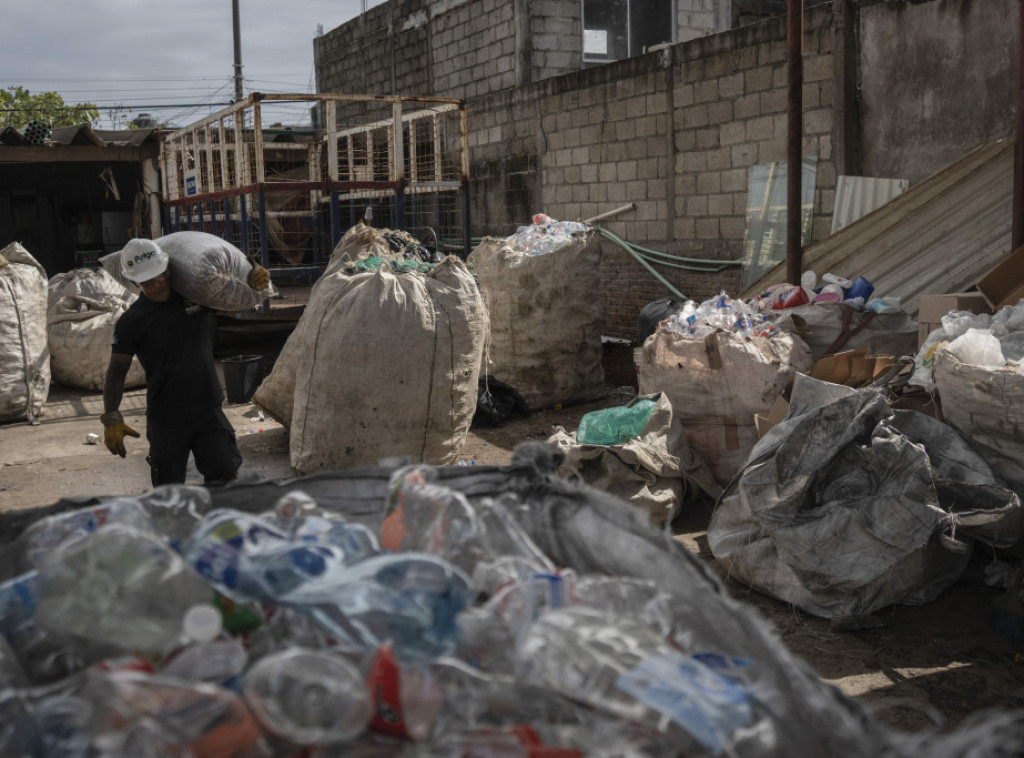 Lokalna fondacija u Venecueli pretvara plastični otpad u klupe za učenike