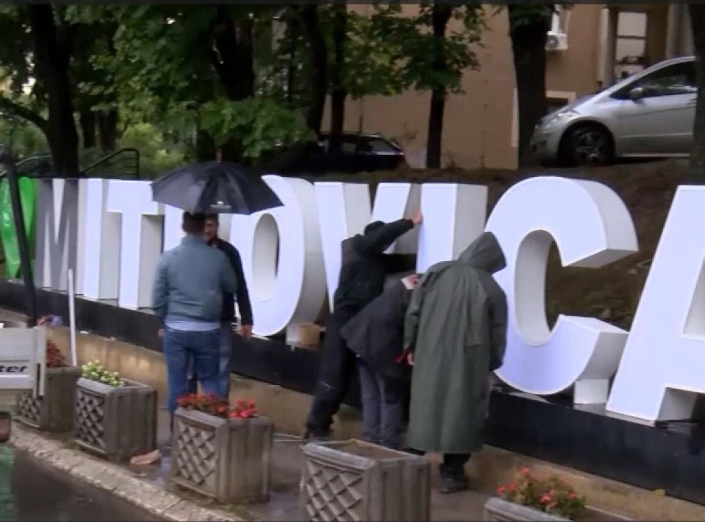 Umesto ćiriličnog natpisa "Volim Kosovsku Mitrovicu" postavljen novi, latinični