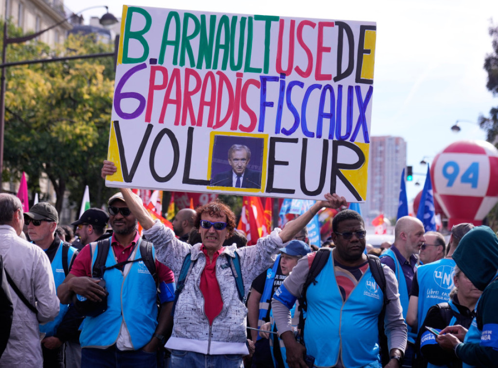 Počeli protesti u Parizu, predvođeni radnicima Stelantisa
