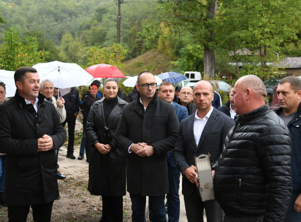 Predstavnici Srpske liste u Lešku posetili dve porodice, jednoj uručili ključeve nove kuće