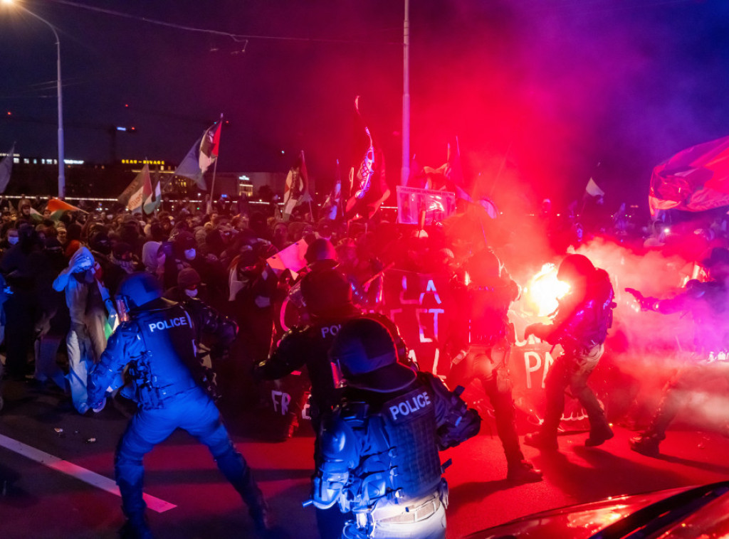 Pet policajaca povređeno u sukobima na protestima podrške Gazi u Ženevi