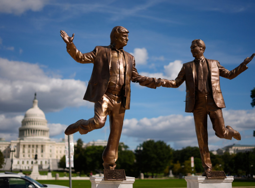 Statua Trampa i Epstina ponovo postavljena na Nacionalnu aleju u Vašingtonu