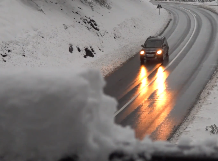 Sneg do 5 centimetara na nekim deonicama, prilazi zimskim turističkim centrima prohodni
