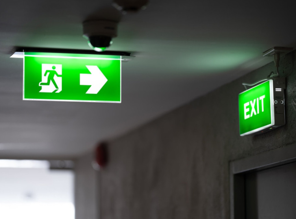 Evakuisana gradska skupština u SAD nakon što je automobil udario u stepenice zgrade