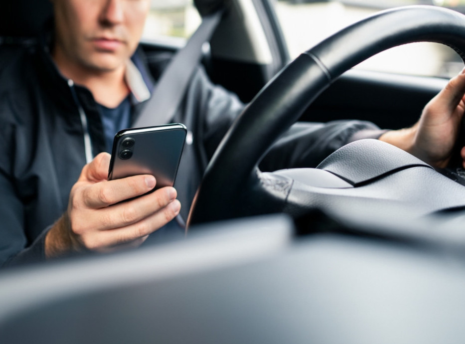 Francuska pooštrava kazne za korišćenje mobilnog telefona tokom vožnje