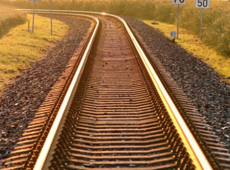 U sudaru vozova u Indoneziji poginulo 14 osoba, dva putnika zarobljena u olupini