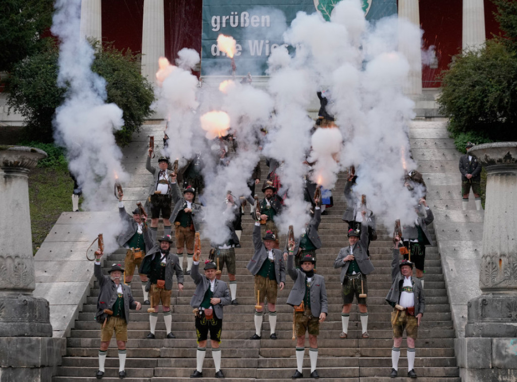 Tradicionalnom bavarskom paljbom iz topa zatvoren Oktoberfest
