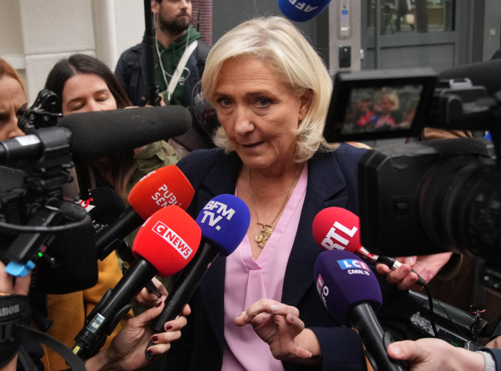 Burna reakcija političara na Lekornijevu ostavku, Marin Le Pen: Farsa traje dovoljno dugo