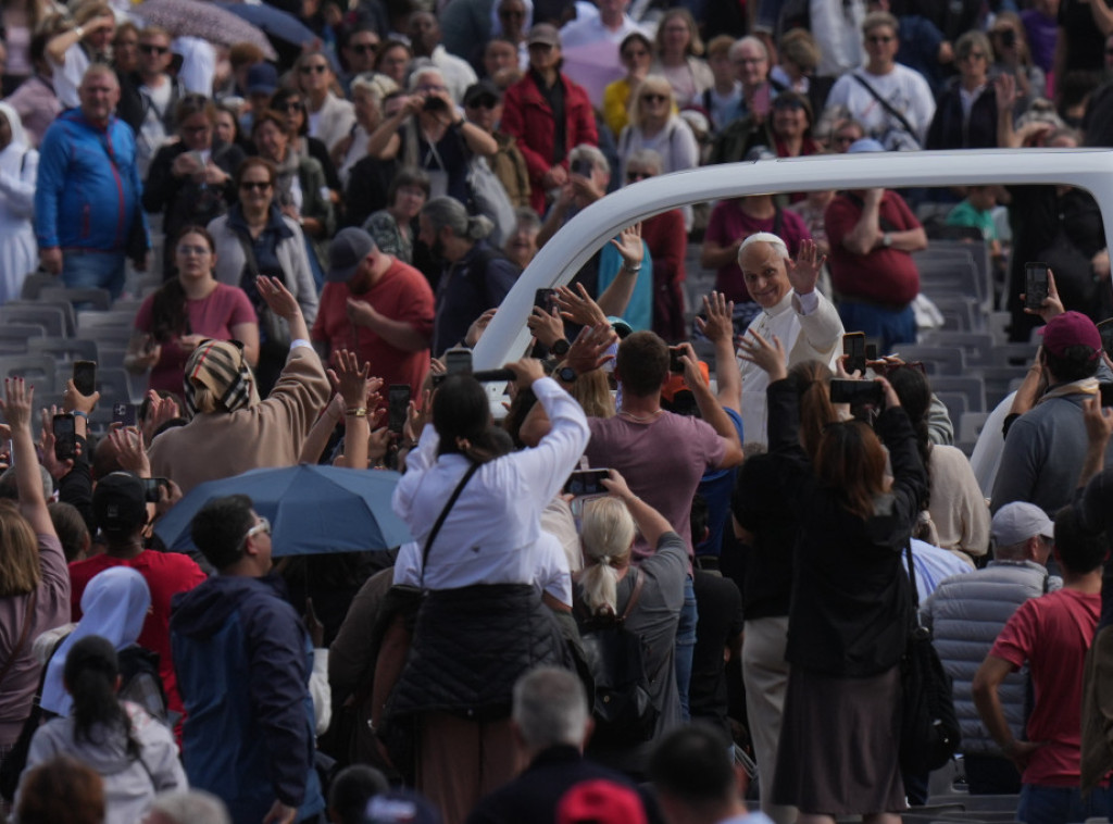 Automobil pape Lava XIV zaustavio se u Rimu zbog kvara