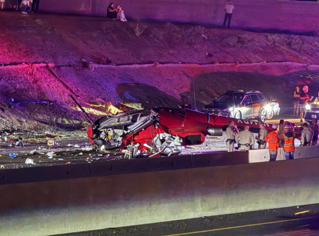 Srušio se helikopter na auto-putu u Sakramentu, troje teško povređeno