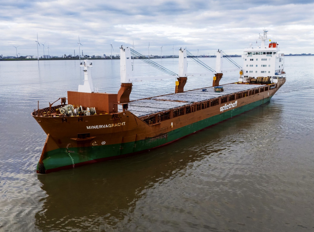 Jedan član posade holandskog broda preminuo posle napada Huta u Adenskom zalivu