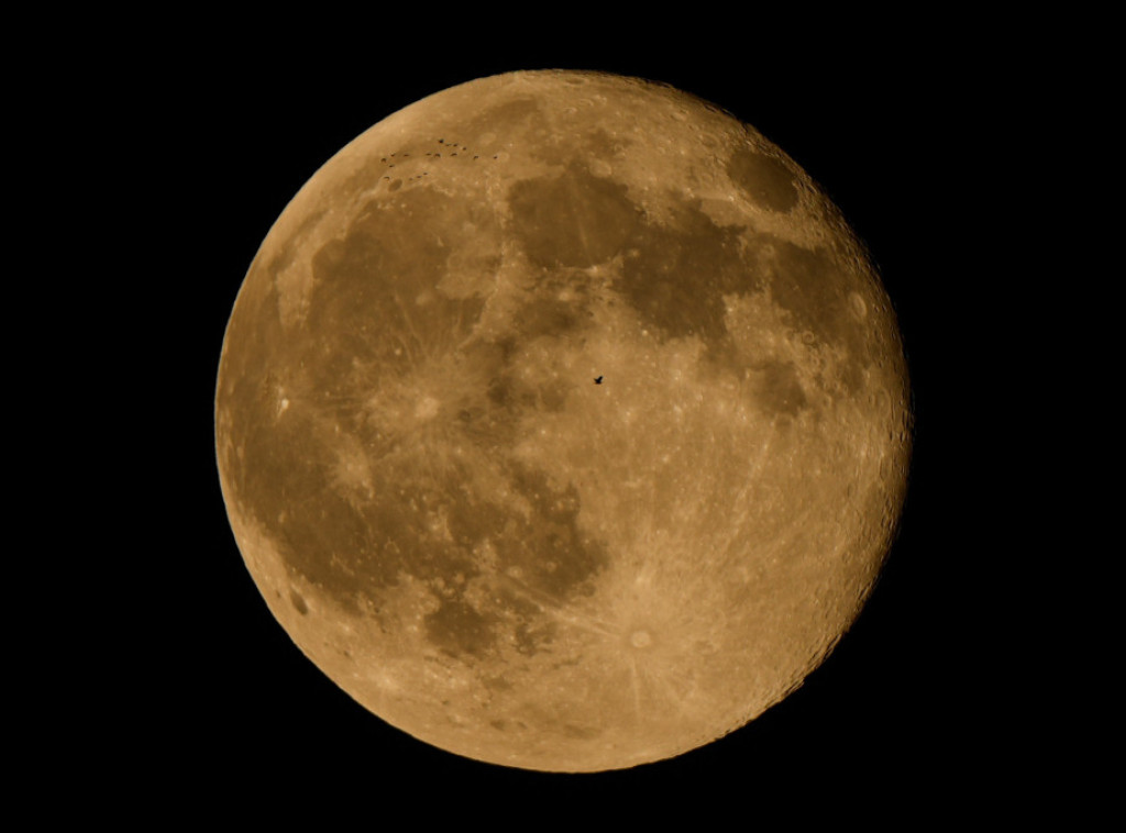 Supermesec obasjao nebo širom sveta