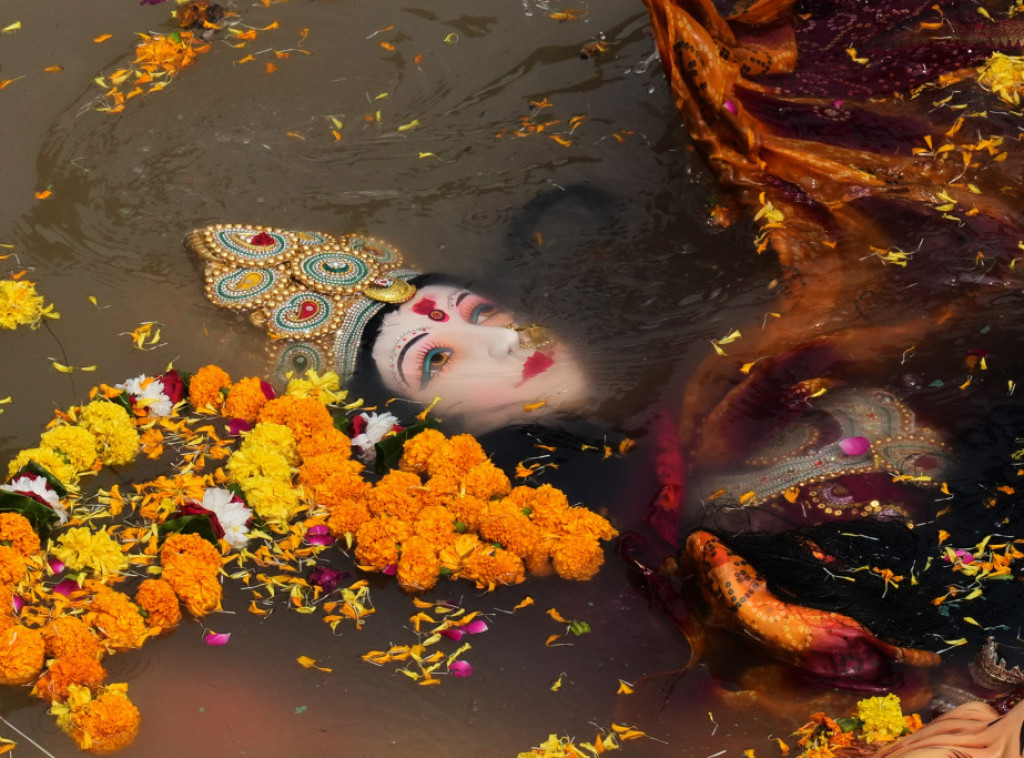 Tokom verskog festivala u Indiji, boginja Durga Pudža ubija "demona Trampa"