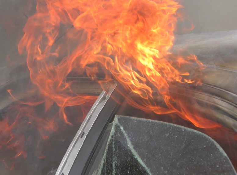 Crna Gora: U tunelu Vežešnik gorelo teretno vozilo sa električnim automobilima