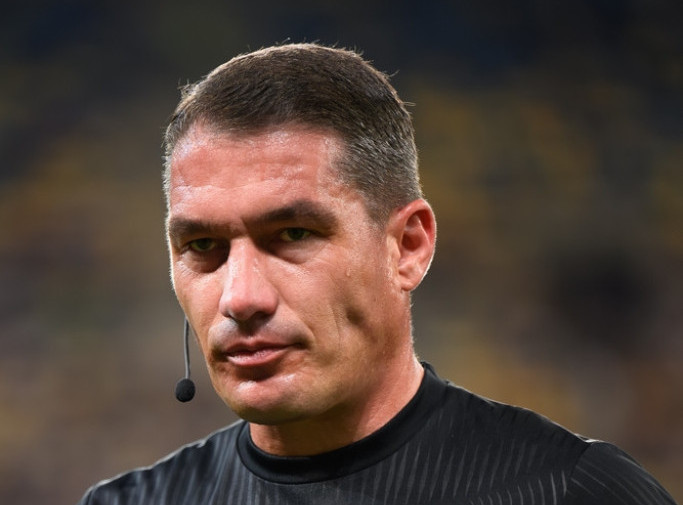 Ištvan Kovač iz Rumunije sudi meč između fudbalera Srbije i Albanije