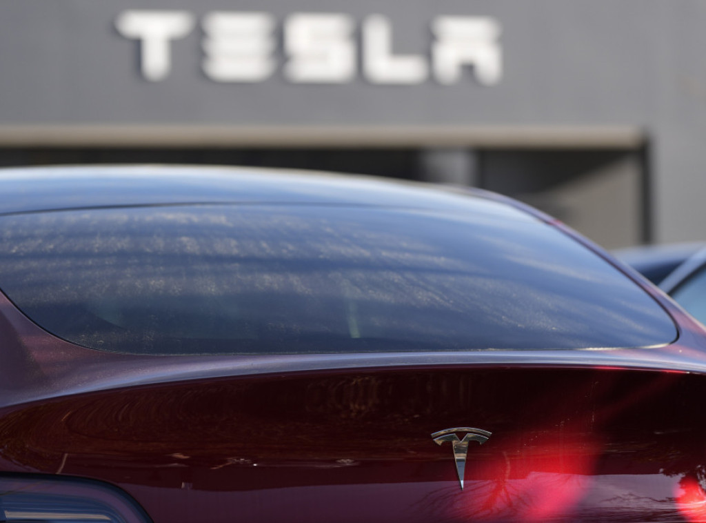Američka agencija pokreće istragu o 2,88 miliona Teslinih vozila zbog sistema Full Self-Driving