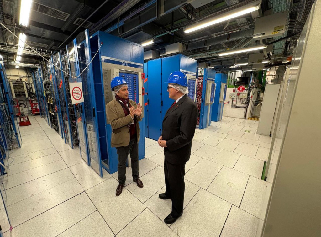 Ambasador Trifunović u CERN-u razgovarao sa direktorom i srpskim naučnicima o jačanju saradnje