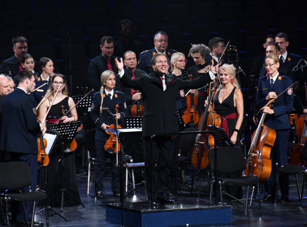 Bojan Suđić i nekoliko stotina muzičara izveli delo "Carmina Burana" u Sava centru