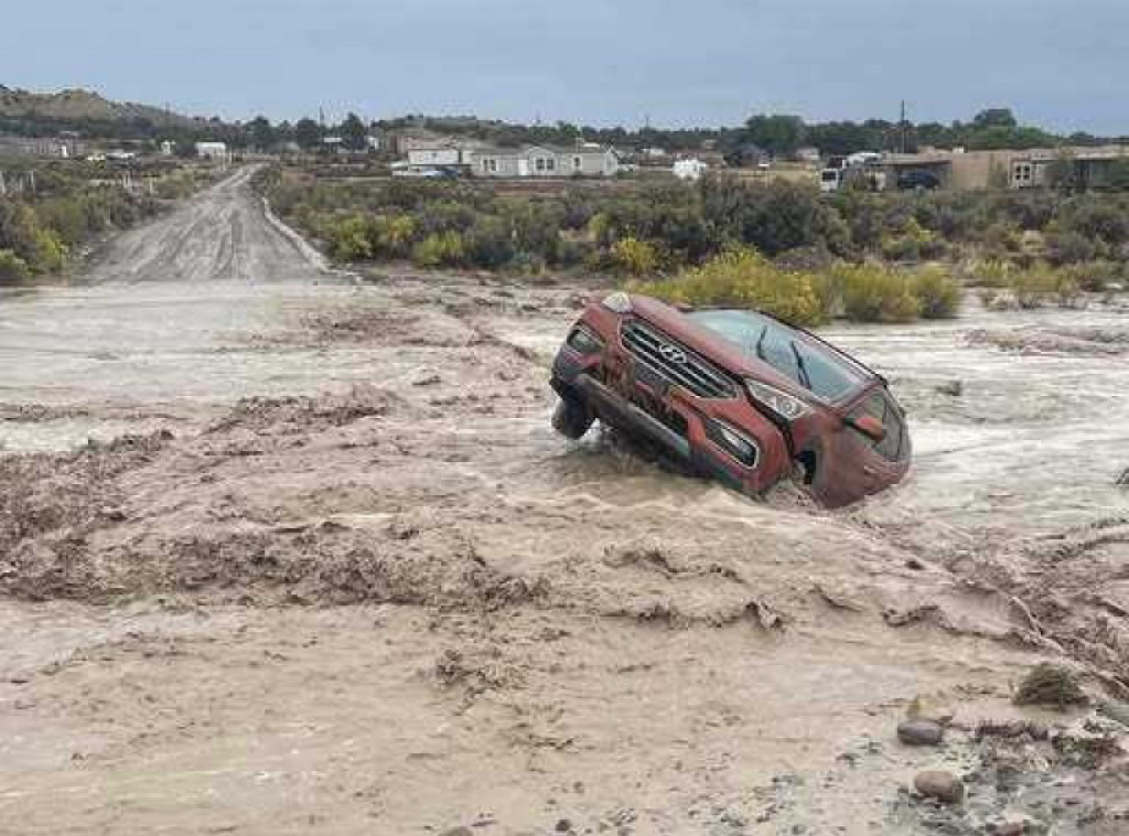 U klizištima i poplavama u Meksiku poginulo najmanje 27 ljudi