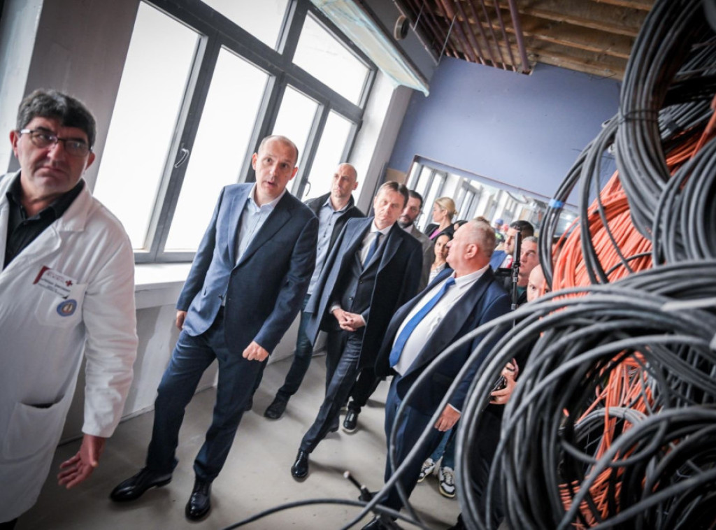 Zlatibor Lončar i Darko Glišić obišli radove na drugoj fazi rekonstrukcije Opšte bolnice u Leskovcu