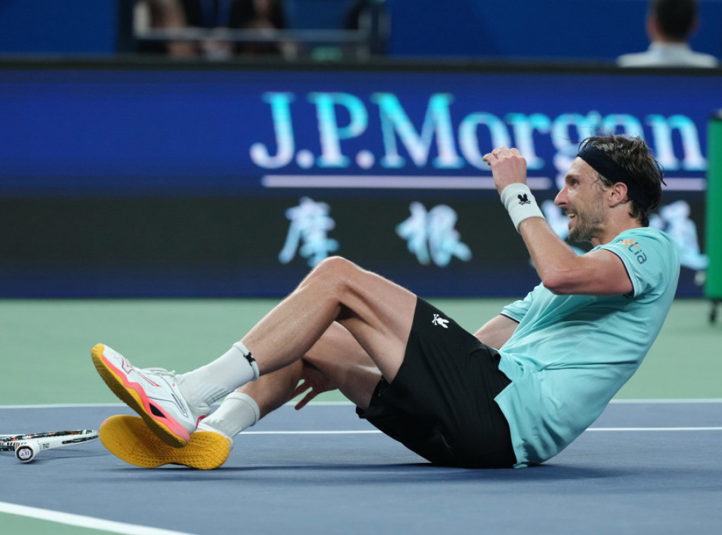 Artur Rinderkneš pobedio Danila Medvedeva za plasman u finale Mastersa u Šangaju