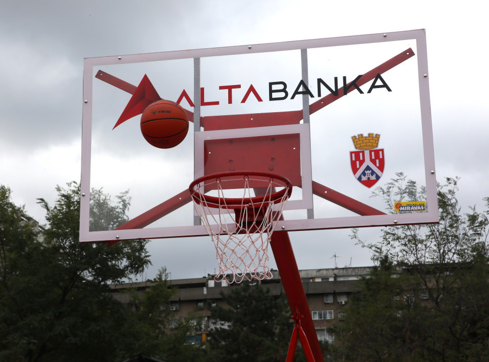 Alta banka opremila košarkaški teren na Novom Beogradu: Projekat „Za grad koji se voli“ se nastavlja