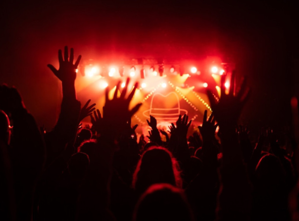 Bubnjar Tila Lindemana bacio tortu u lice ruskog turiste tokom koncerta na Tajlandu