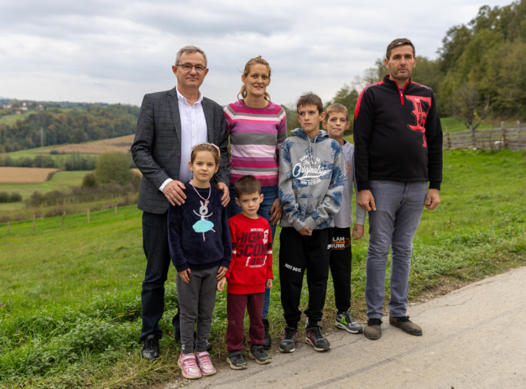 Ministar Glamočić posetio porodicu Gavrilović koja je u požaru izgubila kuću
