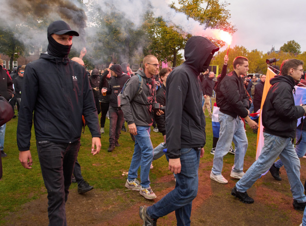 Stotine ljudi na antiimigrantskom protestu u Amsterdamu, prisutni i kontrademonstranti