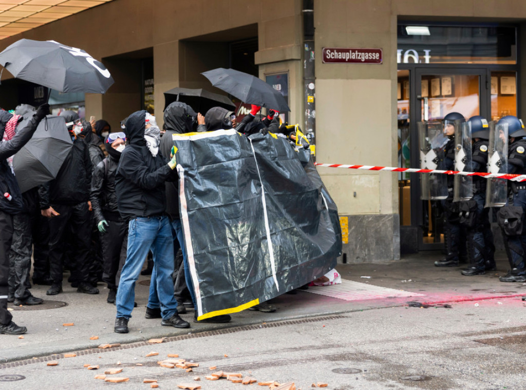 U Bernu povređeno 18 policajaca na nasilnom protestu protiv Izraela