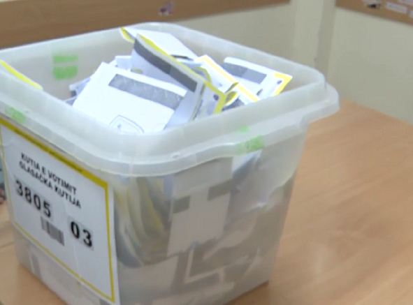 Za izbore 7. juna na KiM prijavile se 22 stranke, od kojih tri srpske i tri koalicije